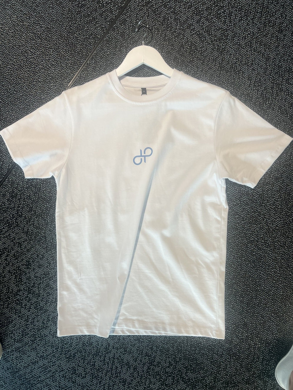 LHC T-Shirt „Outlive the Average“ – Vorderseite